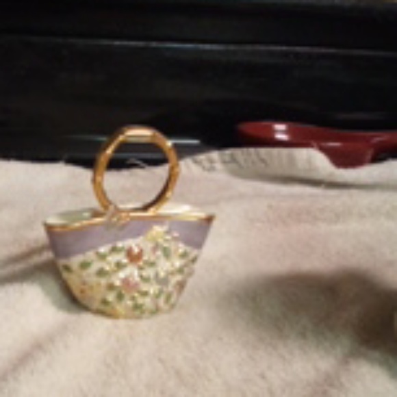 Cat with purse - Picture 2 of 4